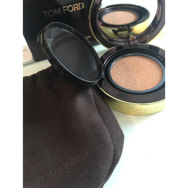 TOM FORD(トムフォード)のトレースレス タッチ ファンデーション SPF 45 バフ コスメ/美容のベースメイク/化粧品(ファンデーション)の商品写真