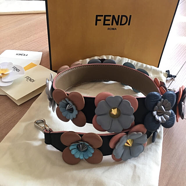 FENDI(フェンディ)の美品！フェンディストラップユー レディースのバッグ(ショルダーバッグ)の商品写真