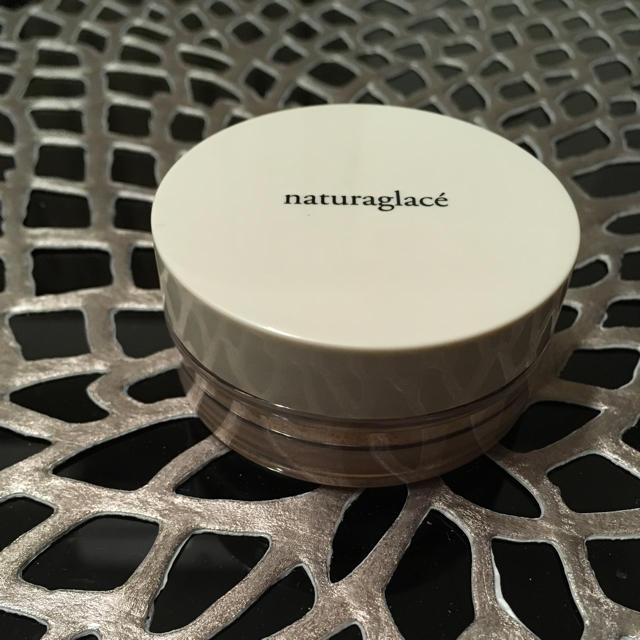 naturaglace(ナチュラグラッセ)のナチュラグラッセルースパウダー01 (ミニ) SPF40 ルーセントベージュ コスメ/美容のベースメイク/化粧品(フェイスパウダー)の商品写真