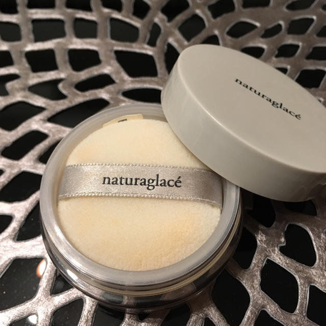 naturaglace(ナチュラグラッセ)のナチュラグラッセルースパウダー01 (ミニ) SPF40 ルーセントベージュ コスメ/美容のベースメイク/化粧品(フェイスパウダー)の商品写真