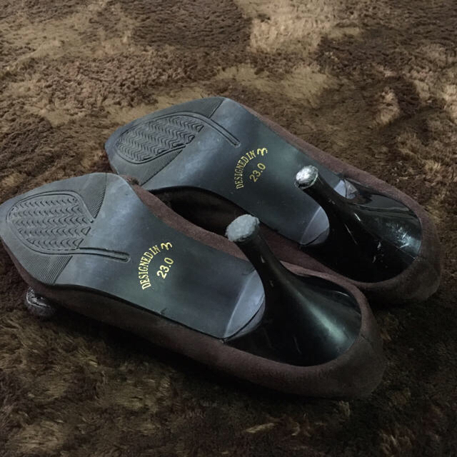 【専用】ボタンディテール&ブラックパンプス レディースの靴/シューズ(ハイヒール/パンプス)の商品写真