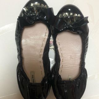 ミュウミュウ(miumiu)のmiumiu ビジュー エナメル バレエシューズ(バレエシューズ)