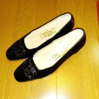 サルヴァトーレフェラガモ(Salvatore Ferragamo)のエナメルフィラガモ4センチヒール!雨の日にも!(ハイヒール/パンプス)