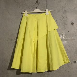 ザラ(ZARA)の【値下げ】【美品】ZARA ミディ丈スカート黄色(ひざ丈スカート)