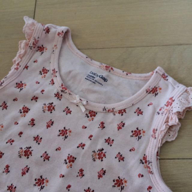 babyGAP(ベビーギャップ)のGAP 花柄タンクトップ 90 キッズ/ベビー/マタニティのキッズ服女の子用(90cm~)(その他)の商品写真