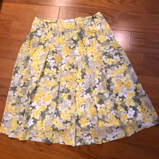 クレージュ(Courreges)のcourregesクレージュ花もようイエロー 膝丈スカート38(ひざ丈スカート)