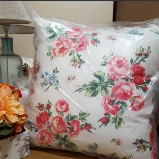 ローラアシュレイ(LAURA ASHLEY)の専用　☆ローラアシュレイ☆クッション4個、エプロン同梱(クッション)