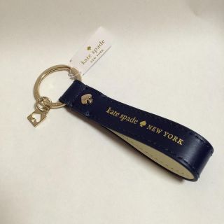 ケイトスペードニューヨーク(kate spade new york)の《新品》ケイトスペードキーホルダー (キーホルダー)