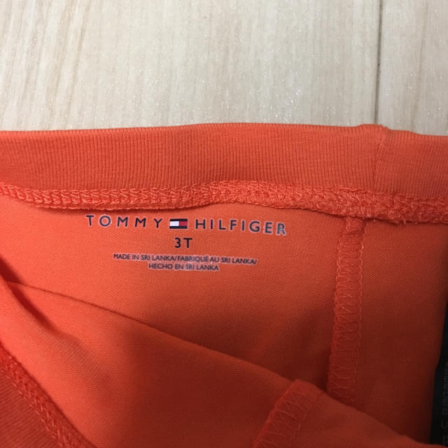 TOMMY HILFIGER(トミーヒルフィガー)の美品！トミー オレンジレギンスパンツ キッズ/ベビー/マタニティのキッズ服女の子用(90cm~)(パンツ/スパッツ)の商品写真