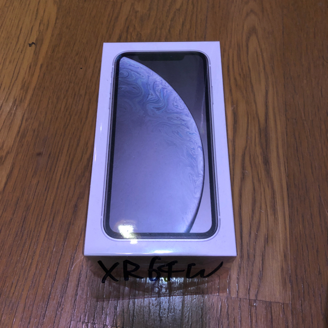 Apple(アップル)のiPhone  XR ６４G   白 スマホ/家電/カメラのスマートフォン/携帯電話(スマートフォン本体)の商品写真