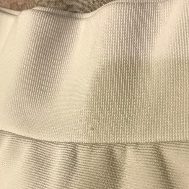 イレギュラー  ヘム フレア スカート M 白 ひざ丈 レディースのスカート(ひざ丈スカート)の商品写真