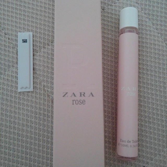 ZARA(ザラ)のZARA rose オードトワレ　香水　ロールオンタイプ　10ml スペイン製 コスメ/美容の香水(香水(女性用))の商品写真