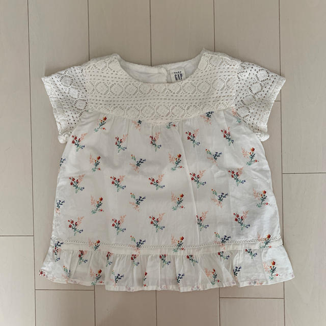 GAP(ギャップ)のGAP baby 110センチ 花柄トップス キッズ/ベビー/マタニティのキッズ服女の子用(90cm~)(Tシャツ/カットソー)の商品写真