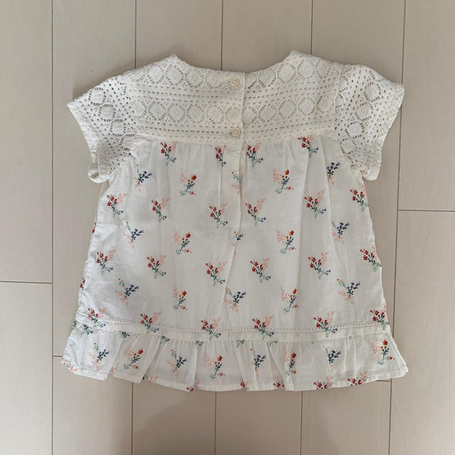 GAP(ギャップ)のGAP baby 110センチ 花柄トップス キッズ/ベビー/マタニティのキッズ服女の子用(90cm~)(Tシャツ/カットソー)の商品写真