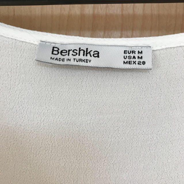 Bershka(ベルシュカ)のvネック ブラウス レディースのトップス(シャツ/ブラウス(半袖/袖なし))の商品写真