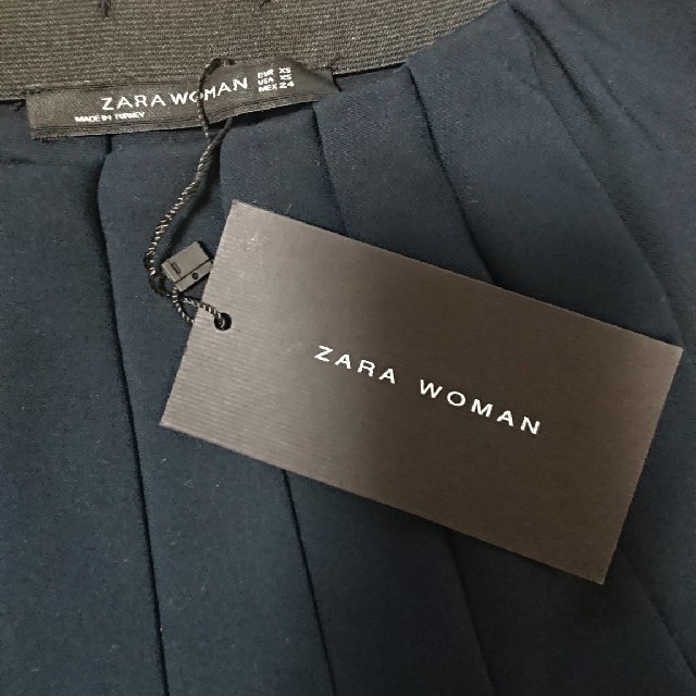 ZARA(ザラ)のザラZARAネイビープリーツスカートXS新品タグ付シンプル美品 レディースのスカート(ミニスカート)の商品写真