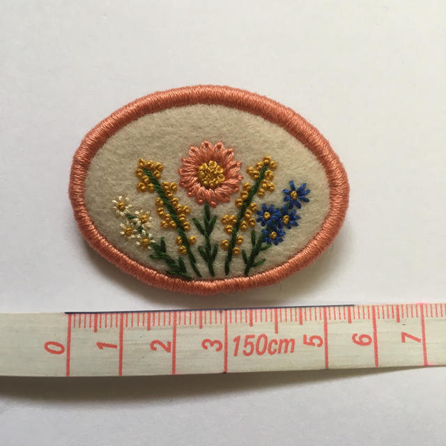 201.お花の刺繍ブローチ✴︎受注製作 ハンドメイドのアクセサリー(コサージュ/ブローチ)の商品写真