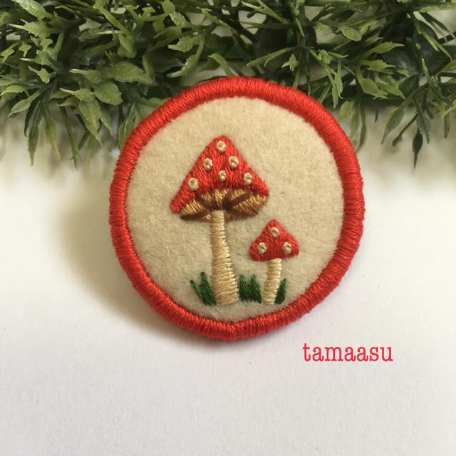 202.きのこの刺繍ブローチ✴︎受注製作 ハンドメイドのアクセサリー(コサージュ/ブローチ)の商品写真