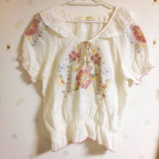 ダブルクローゼット(w closet)のダブルクローゼット 花刺繍トップス(シャツ/ブラウス(半袖/袖なし))