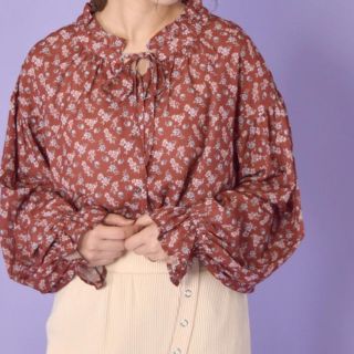 ダブルクローゼット(w closet)の新品タグ付き ダブルクローゼット 小花柄 ギャザーブラウス(シャツ/ブラウス(長袖/七分))