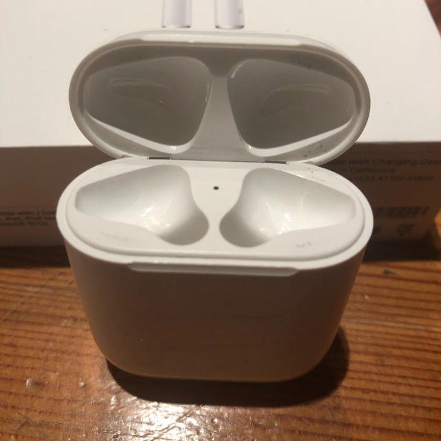 Apple(アップル)のAirpods スマホ/家電/カメラのオーディオ機器(ヘッドフォン/イヤフォン)の商品写真