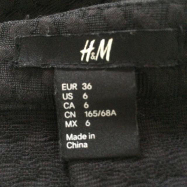 H&M(エイチアンドエム)のH&M 黒色 スカート レディースのスカート(ひざ丈スカート)の商品写真