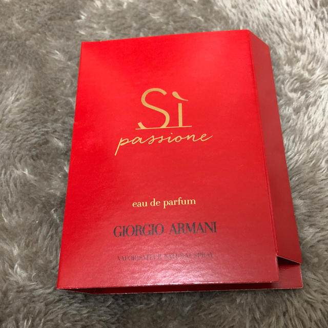 Giorgio Armani(ジョルジオアルマーニ)の《新品未開封》アルマーニ シィパシオーネ サンプル コスメ/美容の香水(香水(女性用))の商品写真