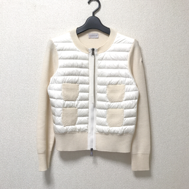 MONCLER(モンクレール)の正規品 モンクレール ニット×ダウン ブルゾン XS ホワイト レディースのトップス(カーディガン)の商品写真