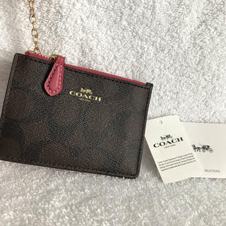 コーチ(COACH)の新品COACH キーリング付きパスケース ダークブラウン  ピンク(名刺入れ/定期入れ)