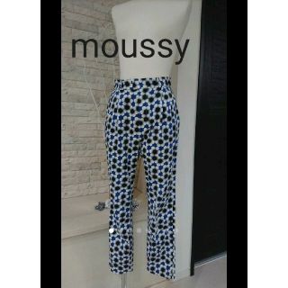 マウジー(moussy)の美品☆マウジー フラワー柄テーパードパンツ(カジュアルパンツ)