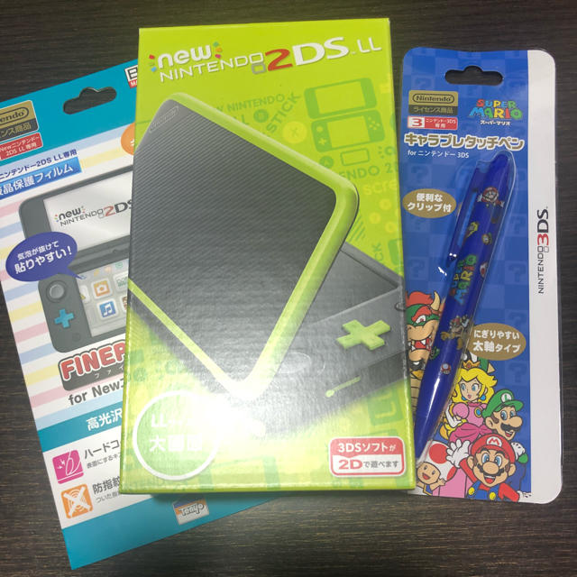 ニンテンドー2DS(ニンテンドー2DS)の【新品未開封】Newニンテンドー2DSLL ブラックxライム おまけ付き エンタメ/ホビーのゲームソフト/ゲーム機本体(携帯用ゲーム機本体)の商品写真