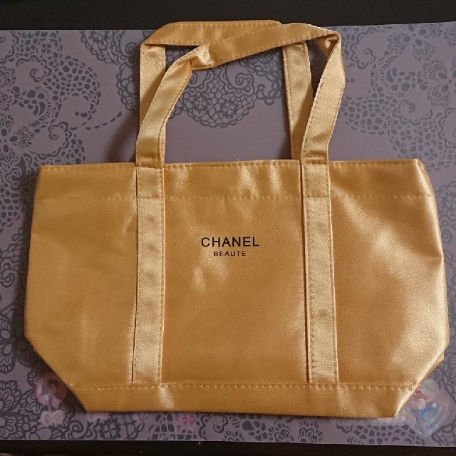 CHANEL(シャネル)の◎未使用です!◎ シャネル 正規ノベルティ ランチトートバッグ ゴールド エンタメ/ホビーのコレクション(ノベルティグッズ)の商品写真