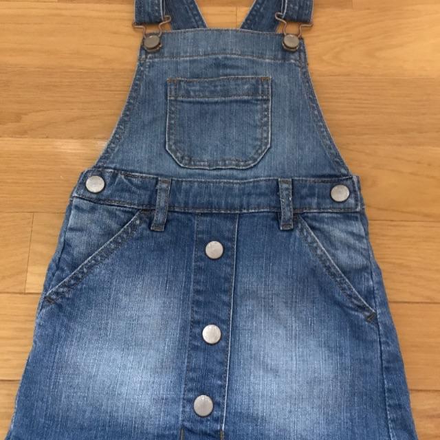 GAP Kids(ギャップキッズ)のGap デニムジャンパースカート 110 キッズ/ベビー/マタニティのキッズ服女の子用(90cm~)(スカート)の商品写真