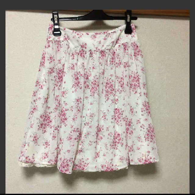 L'EST ROSE(レストローズ)の【匿名配送】レストローズ 花柄スカート レディースのスカート(ひざ丈スカート)の商品写真
