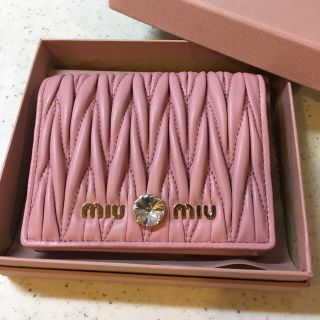 ミュウミュウ(miumiu)の新品未使用♡miumiu マテラッセ ビジュー付き ピンク(財布)