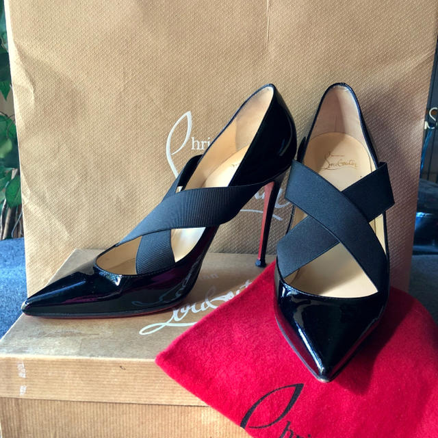 Christian Louboutin(クリスチャンルブタン)のクリスチャン ルブタン ブラック パテント パンプス 39 美品 レディースの靴/シューズ(ハイヒール/パンプス)の商品写真