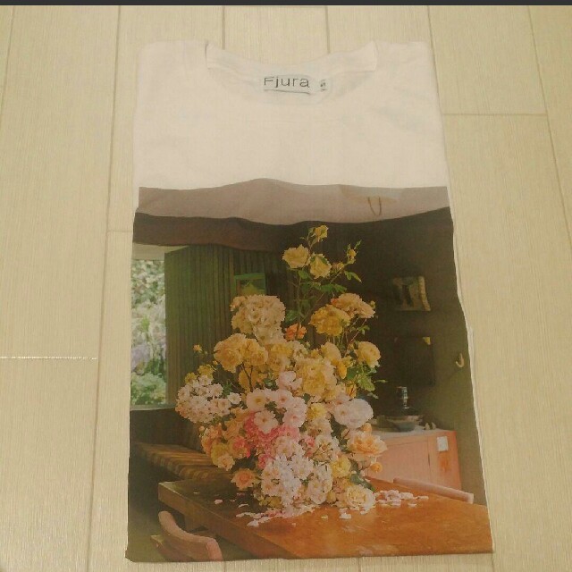 Drawer(ドゥロワー)のfjura フーラ　size　S　　ROSES 　T-SHIRT レディースのトップス(Tシャツ(半袖/袖なし))の商品写真