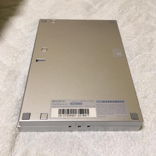 PlayStation2(プレイステーション2)の薄型ps2 シルバー エンタメ/ホビーのゲームソフト/ゲーム機本体(家庭用ゲーム機本体)の商品写真