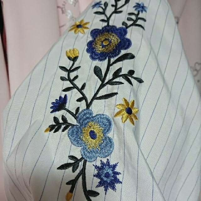 新品ストライプ 刺繍 フリル オフショルブラウス レディースのトップス(シャツ/ブラウス(長袖/七分))の商品写真