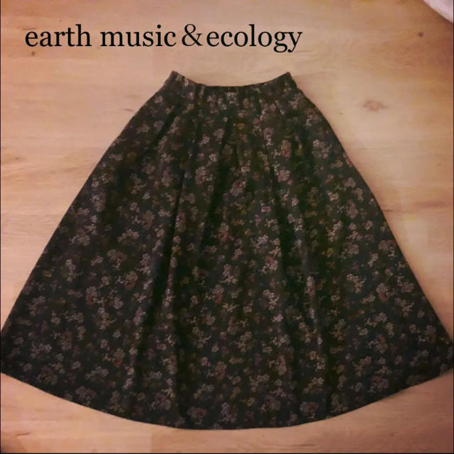 earth music & ecology(アースミュージックアンドエコロジー)のearth 小花柄 レトロ スカート 美品 レディースのスカート(ひざ丈スカート)の商品写真