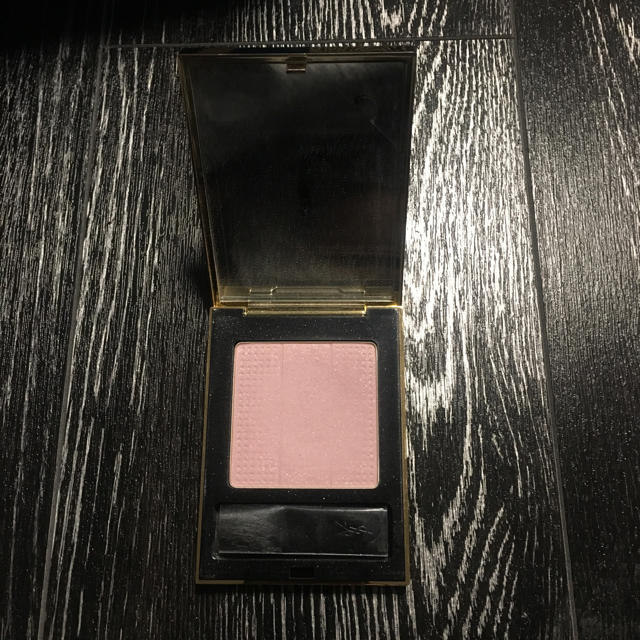 Yves Saint Laurent Beaute(イヴサンローランボーテ)の♡イヴ・サンローラン♡ラメフェイスパウダー♡限定品♡ コスメ/美容のベースメイク/化粧品(フェイスパウダー)の商品写真