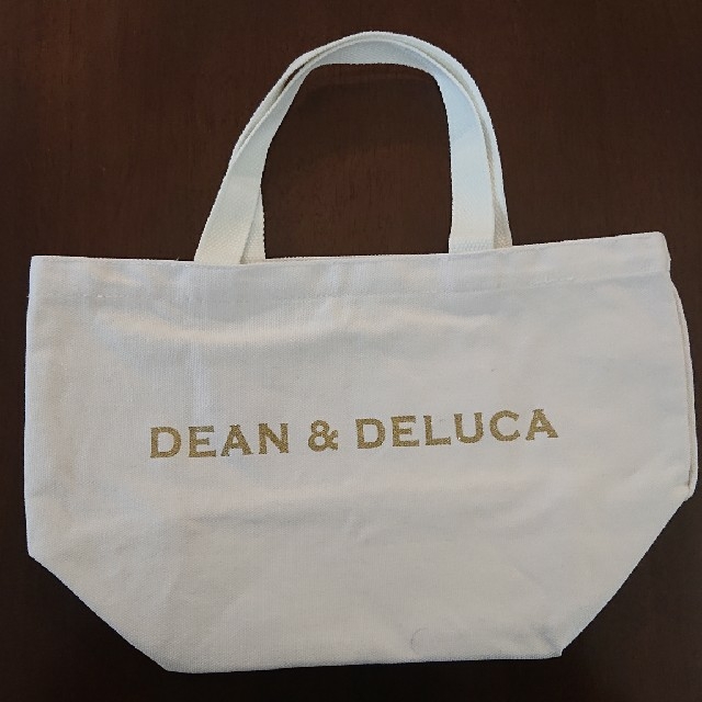 DEAN & DELUCA(ディーンアンドデルーカ)の新品★DEAN & DELUCA  ディーン&デルーカ★トートS 白ゴールドロゴ レディースのバッグ(トートバッグ)の商品写真