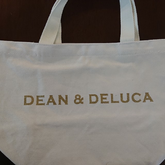 DEAN & DELUCA(ディーンアンドデルーカ)の新品★DEAN & DELUCA  ディーン&デルーカ★トートS 白ゴールドロゴ レディースのバッグ(トートバッグ)の商品写真