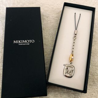 ミキモト(MIKIMOTO)のMIKIMOTO パール付き イニシャルストラップ(キーホルダー)