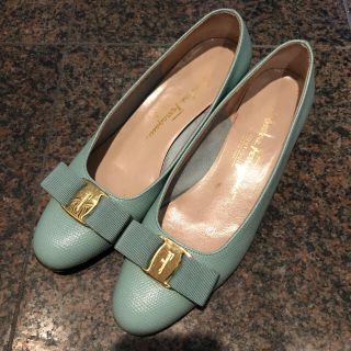 サルヴァトーレフェラガモ(Salvatore Ferragamo)のフェラガモ ミントグリーン パンプス23.5(ハイヒール/パンプス)