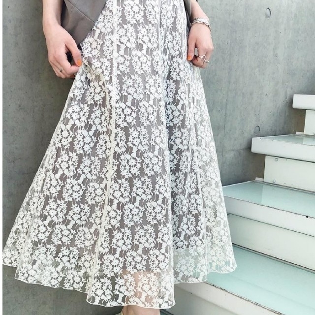 IENA(イエナ)のIENA フレアーフラワーレーススカート レディースのスカート(ロングスカート)の商品写真