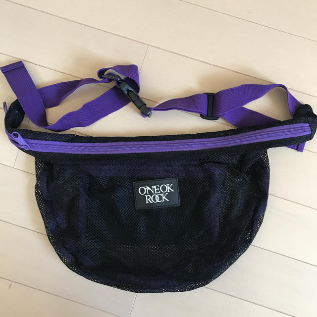 ONE OK ROCK(ワンオクロック)の【マリン様専用】ONE OK ROCK サコッシュ ボディーバッグ エンタメ/ホビーのタレントグッズ(ミュージシャン)の商品写真