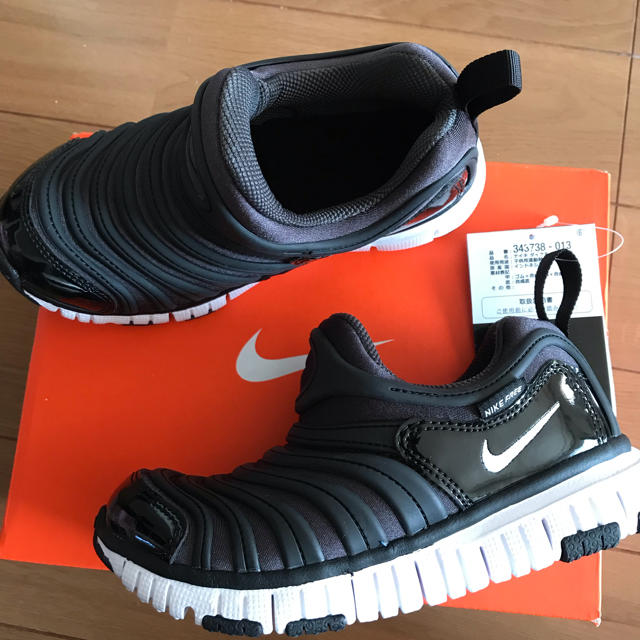 NIKE(ナイキ)のナイキダイナモフリー19㎝ブラック キッズ/ベビー/マタニティのキッズ靴/シューズ(15cm~)(スリッポン)の商品写真