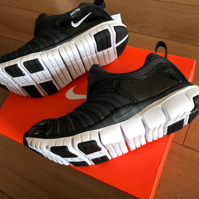 NIKE(ナイキ)のナイキダイナモフリー19㎝ブラック キッズ/ベビー/マタニティのキッズ靴/シューズ(15cm~)(スリッポン)の商品写真