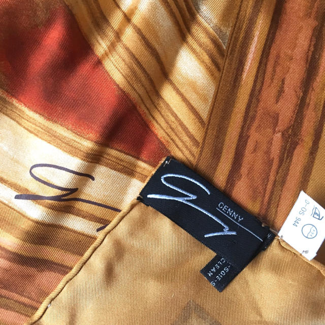 Genny(ジェニー)のGENNY  イタリア製 大判シルクスカーフ レディースのファッション小物(バンダナ/スカーフ)の商品写真